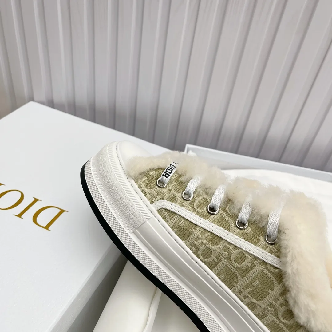 👟👟Ex-factory price 560👟👟 Ready-made high-quality Dior thick-soled sneakers with fully embroidered iconic patterns👟👟 ♦️Top quality in the market🎗Breaking hot item in foreign counters🎗Non-common imitation version in the market🎗🔳The fabric is made of Italian🇮🇹imported fabrics❗️Embroidered upper, original mold injection Logo frosted five-pointed star outsole🔳Inner wool injection molding mold Logo foam feet Code number: 35 to 41. 40 41 custom-made wool